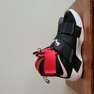 Nike Zoom Lebron Soldier 10 X Sz 11.5